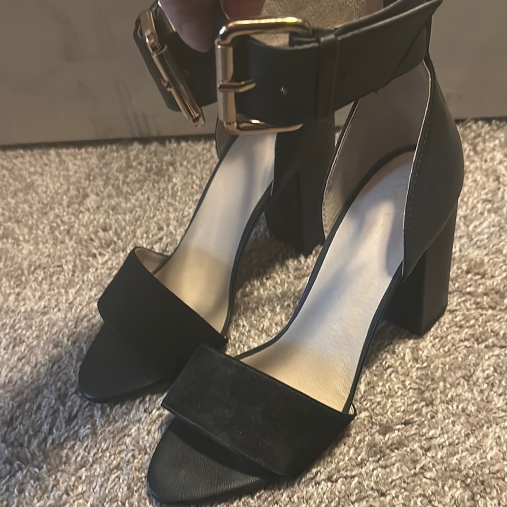 RAYE Black Classic Heels Sleek Design